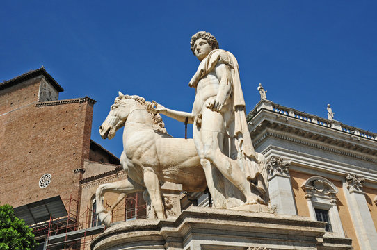 Roma, le statue di piazza  del Campidoglio