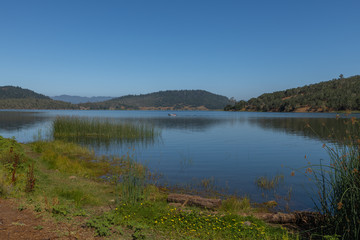 Fototapeta na wymiar Lake Hennessey in St. Helena Ca. on a beautiful morning 