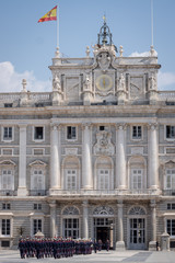 Obraz premium Cambio de la guardia real de Madrid en el palacio real
