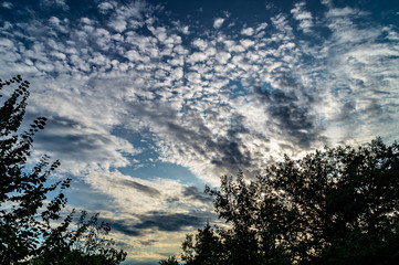 Cielo e nubi viste dalla campagna marchigiana in estate