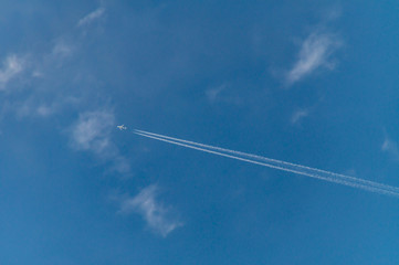 Aereo di line in volo d'estate