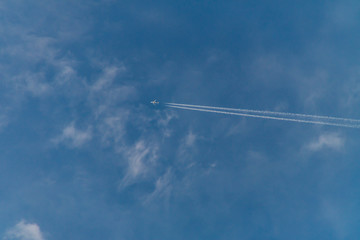 Aereo di line in volo d'estate