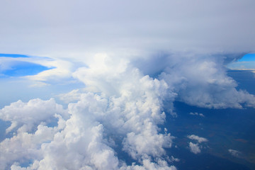 Fototapeta na wymiar view of the sky with white clouds