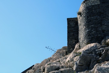 Mura in pietra con roccia e cielo
