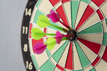 Obraz premium Three arrows hitting on center og dartboard.business goal success concept