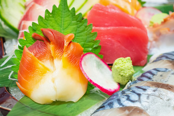 sashimi mix set include salmon, tuna, saba, tai, tako and hokkigai