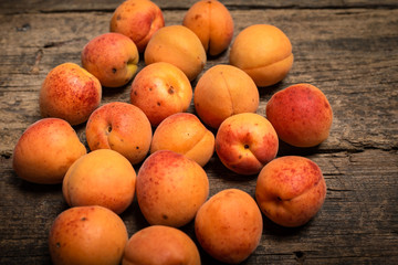 Fototapeta na wymiar fresh apricots in a basket on a wooden table