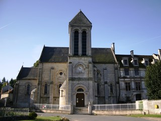 Fototapeta na wymiar l'église et le château d'Ambleville