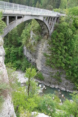 Fototapeta premium Brücke über die Sarca im Sarcatal, Italien