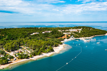 Obraz premium Aerial ocean view of the green seaside and some islands