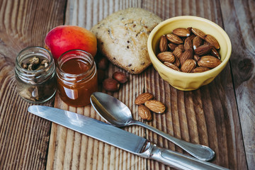 Petit déjeuner sain avec des amandes confiture pain et abricot