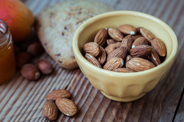 Petit déjeuner sain avec des amandes confiture pain et abricot