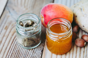 Petit déjeuner sain avec des amandes confiture pain et abricot
