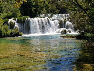Fototapeta premium woda, wodospad, rzeka, Natura, strumień, las, krajobraz, Zielony, drzewo, zatoczka, kaskada, spada, park, Góra, lato, skała, płynący, kamień, jesień, podróżować, środowisko, na dworze, wiosna, piękny, la