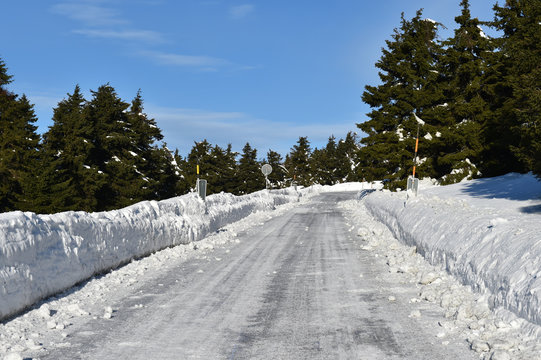Stra&szlig;e im Winterwald