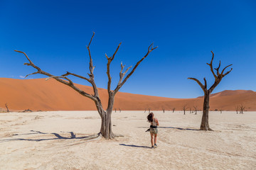 Jeune femme voyageuse dans le désert en Namibie