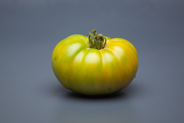Tomate verde en proceso de maduración. Tomate ecológico ha sido cultivado sin pesticidas ni productos químicos… Tomate natural en proceso de maduración.