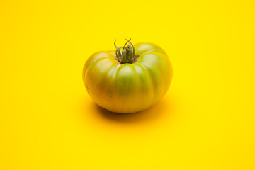 Tomate verde en proceso de maduración. Tomate ecológico ha sido cultivado sin pesticidas ni productos químicos… Tomate natural en proceso de maduración.