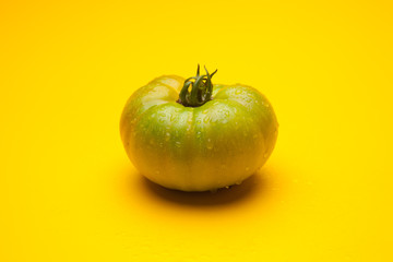 Tomate ecológico verdes y rojos que son los maduros, Los tomates tienen muchas propiedades de sabor y vitaminas. los podemos comer crudos en ensalada y zumos, podemos hacer salsas y mermeladas. Los po
