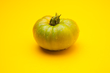 Tomate verde en proceso de maduración. Tomate ecológico ha sido cultivado sin pesticidas ni productos químicos… Tomate natural en proceso de maduración.