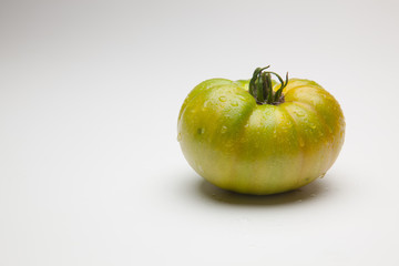 Tomate verde en proceso de maduración. Tomate ecológico ha sido cultivado sin pesticidas ni productos químicos… Tomate natural en proceso de maduración.