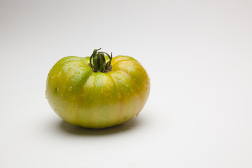 Tomate verde en proceso de maduración. Tomate ecológico ha sido cultivado sin pesticidas ni productos químicos… Tomate natural en proceso de maduración.