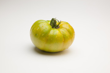 Tomates verdes y rojos, maduros, preparados para ser vendidos en el mercado o para ser preparados y...