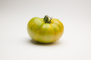 Tomate verde en proceso de maduración. Tomate ecológico ha sido cultivado sin pesticidas ni productos químicos… Tomate natural en proceso de maduración.