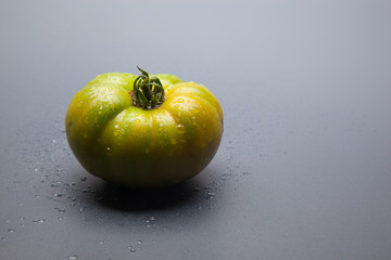 Tomate verde por madurar; tomate ecológico recién  traido del huerto