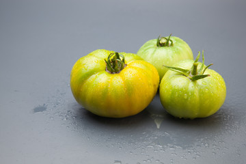 Tomate ecológico verdes y rojos que son los maduros, Los tomates tienen muchas propiedades de sabor y vitaminas. los podemos comer crudos en ensalada y zumos, podemos hacer salsas y mermeladas. Los po