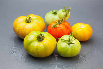Proceso de maduración, el tomate pasa de verde a rojo, el proceso de maduración es claro. Los tomates se suelen coger maduros aunque hay una tendencia de cogerlos verdes para que duren más en el merca