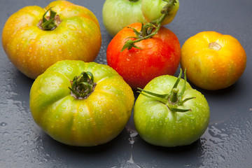 Tomate ecológico verdes y rojos que son los maduros, Los tomates tienen muchas propiedades de sabor y vitaminas. los podemos comer crudos en ensalada y zumos, podemos hacer salsas y mermeladas. Los po
