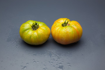 Tomate ecológico verdes y rojos que son los maduros, Los tomates tienen muchas propiedades de sabor y vitaminas. los podemos comer crudos en ensalada y zumos, podemos hacer salsas y mermeladas. Los po