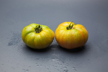 Proceso de maduración, el tomate pasa de verde a rojo, el proceso de maduración es claro. Los tomates se suelen coger maduros aunque hay una tendencia de cogerlos verdes para que duren más en el merca