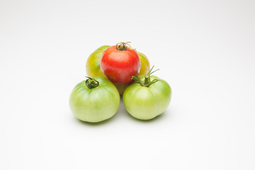 Tomate verde y tomate maduro de color rojo. El tomate verde madurará fuera de la planta el tomate rojo ha sido cogido para ser consumido de forma inminente. El tomate se puede comer crudo o cocinado