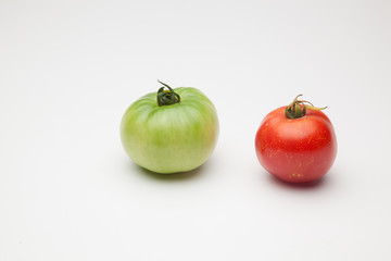 Tomate ecológico verdes y rojos que son los maduros, Los tomates tienen muchas propiedades de sabor y vitaminas. los podemos comer crudos en ensalada y zumos, podemos hacer salsas y mermeladas. Los po