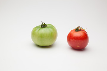 Proceso de maduración, el tomate pasa de verde a rojo, el proceso de maduración es claro. Los tomates se suelen coger maduros aunque hay una tendencia de cogerlos verdes para que duren más en el merca