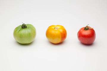 Tomate ecológico verdes y rojos que son los maduros, Los tomates tienen muchas propiedades de sabor y vitaminas. los podemos comer crudos en ensalada y zumos, podemos hacer salsas y mermeladas. Los po