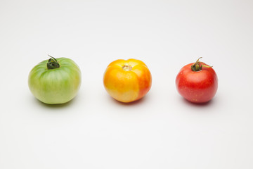 Proceso de maduración, el tomate pasa de verde a rojo, el proceso de maduración es claro. Los tomates se suelen coger maduros aunque hay una tendencia de cogerlos verdes para que duren más en el merca