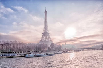 Papier Peint photo Lavable Paris View of the Eiffel Tower, the main attraction of Paris from the Seine River embankment on a winter frosty evening, France