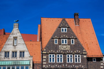 Fototapeta na wymiar historische giebelhäuser am marktplatz von bremen, deutschland
