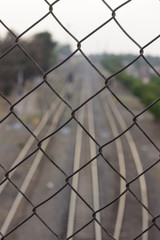 Fototapeta premium Maya ciclónica con bokeh de vías del tren 