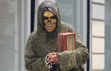 Mensch mit Totenkopf Maske
