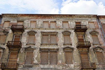 Fassade eines alten, leerstehenden Gebäudes in Warschau (Praga)