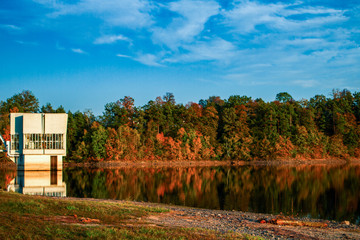 Fototapeta na wymiar autumn in the lake