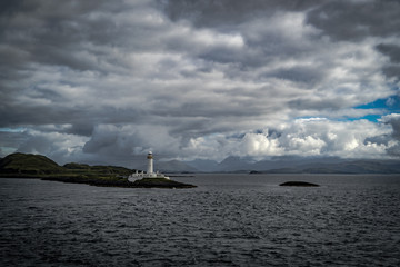 Blick übers Wasser auf den Lismore Leuchtturm