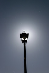 Fototapeta na wymiar Luz de luna con farola de noche