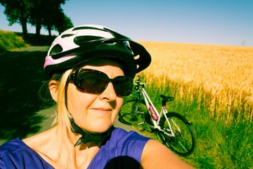 Radfahrerin mit Helm