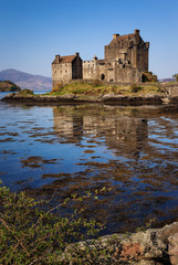 Fototapeta premium Das berühmte Eilean Donan Castle kurz vor der Isle of Skye, Schottland