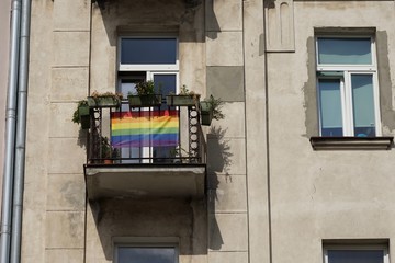 Regenbogenfahne an einem Balkon in Warschau